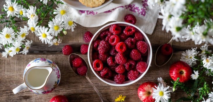 Raspberries and cookies